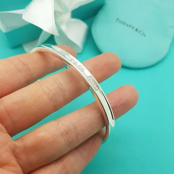 🌟🌸2xHOST PICK 🌟🌸 NWOT Authentic Tiffany & Co 925 Silver Narrow Cuff Bracelet - Picture 8 of 9